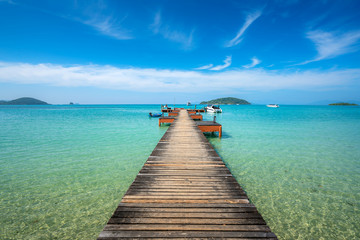 Fototapeta premium Drewniane molo w morzu i chata z jasnego nieba w Koh Mak w Trat, Tajlandia. Lato, podróże, wakacje i wakacje. Relaks i podróżowanie po morzu.