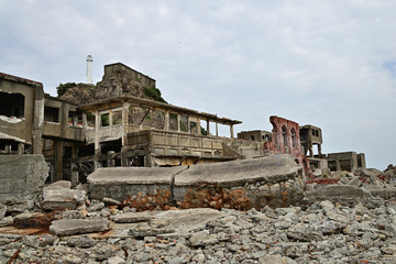 長崎県にある端島は「軍艦島」とも呼ばれる世界文化遺産の一つ。かつては海底炭鉱により栄え、日本初の鉄筋コンクリート造の高層集合住宅もある。1974年に閉山後、無人島となっている。