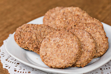 galle titas de avena  en un plato blanco 