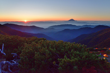 Fototapeta na wymiar 日本で2番目に高い南アルプス北岳から望む霊峰富士山。