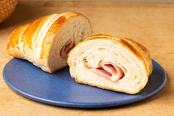 DELICIOUS HAM AND CHEESE CROISSANT