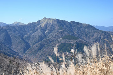 高知県と徳島県にまたがる三嶺（みうね、さんれい）は、標高1894ｍの日本二百名山である。高知県の最高峰。全国的な知名度は低いが、地元登山者の中では、「四国で最も美しい山」と言われている。