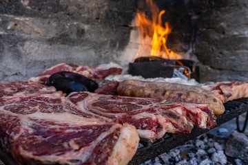 comida tradicional y t&iacute;pica de la Republica Argentina, el asado, carne de vaca como corresponde, con chinchulines chorizo y el pan calent&aacute;ndose en la parrilla. nada mas para agregar