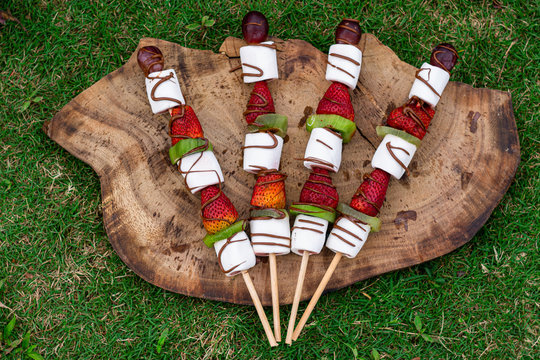 Brochetas  de frutas y chocolate