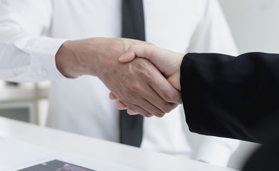 Fototapeta premium Księgowi finansowi i marketerzy ściskają dłoń, aby pogratulować dwucyfrowych wyników na rynku nieruchomości, spotkań i koncepcji uścisku dłoni .....