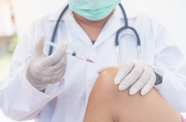 The doctor provided treatment for knee pain by injection.