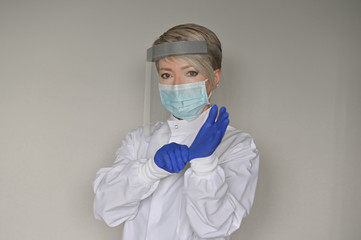 Fototapeta na wymiar The doctor in the lab straightens the gloves.