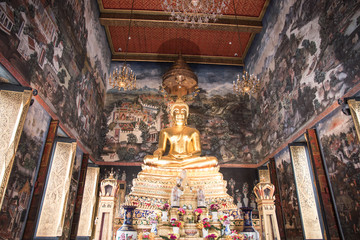Fototapeta premium Wat Bowonniwet Wihan (Pavaranivesh Vihara Rajavaravihara), Phra Nakhon district, Bangkok, Thailand.