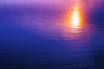 Obraz premium orange sunlight reflection on blue water