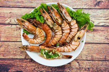 Grilled shrimp with spicy seafood sauce