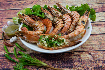 Grilled shrimp with spicy seafood sauce