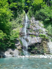 Frontalansicht kleiner Wasserfall in Sillschlucht