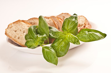 Frisches Brot mit Kräuterbutter und Kräuterquark