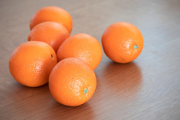 木製のダイニングテーブルの上のネーブルオレンジ