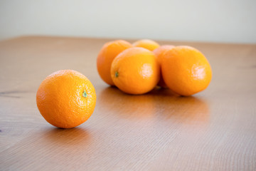 木製のダイニングテーブルの上のネーブルオレンジ