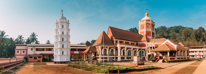 Kavlem, Phonda, Goa, India. Shree Shantadurga Mandir, Kavlem Temple. Famous Landmark And Popular Destination. White Lamp Tower. Shantadurga Devi. Panoramic View - obrazy, fototapety, plakaty