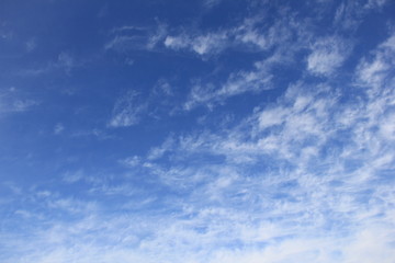 爽やかな青空と白い雲