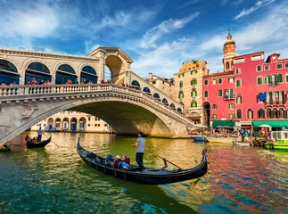 Photo sur Plexiglas Pont du Rialto Colorful morning view of Rialto Bridge. Amazing cityscape of  Venice with tourists on gondolas, Italy, Europe. Romantic summer scene of famous Canal Grande. Traveling concept background.