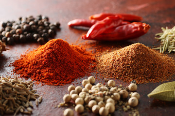 赤や黄色の背景で撮影したいろいろなスパイスといろいろな香辛料