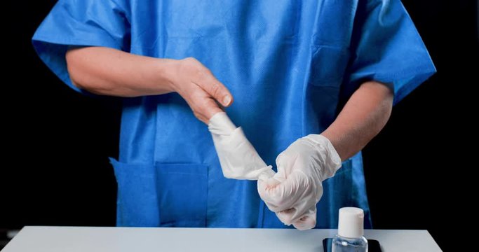Procedura per togliere correttamente i guanti fatta da un medico