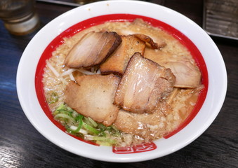 背脂入りの肉そば