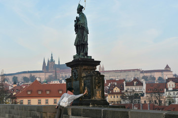 Obraz premium Charles bridge in the early morning.