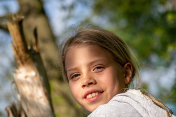 M&auml;dchen beim unbeschwerten Spielen im Wald