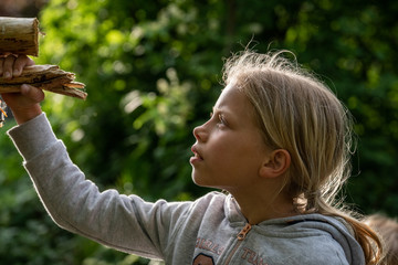 Mädchen beim unbeschwerten Spielen im Wald
