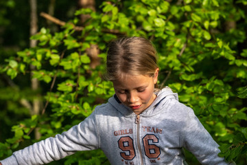 Mädchen beim unbeschwerten Spielen im Wald