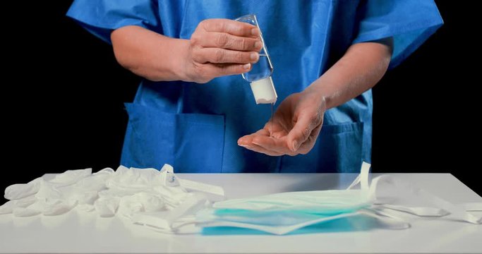 Medico donna si mette il gel igienizzante nelle mani.