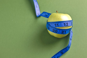 Concepto dieta, manzana verde con cinta métrica