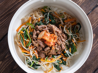 野菜と牛肉の入った韓国料理のビビンバ。
