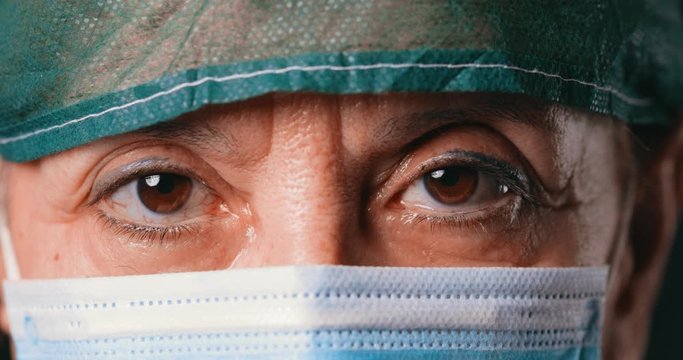 Occhio di una dottoressa mentre piange