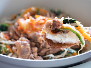 野菜や肉の入ったビビンバのクローズアップ。