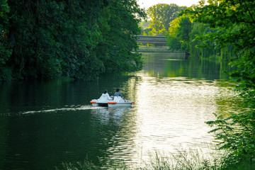 Fototapeta na wymiar Menschen, die im Fluss Boot fahren