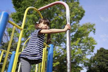 登り棒で遊ぶ幼児 (5歳児)