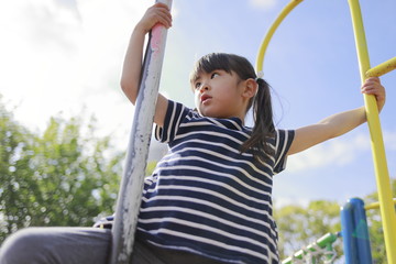 登り棒で遊ぶ幼児 (5歳児)