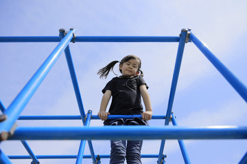 ジャングルジムに登る幼児 (5歳児)