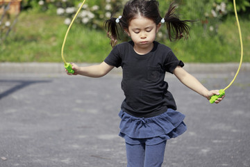 縄跳びをする幼児(5歳児)