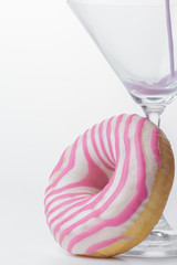  Martini glass and pink donut close-up. pink liquid is poured into the glass. photo for the screensaver. - 353353885