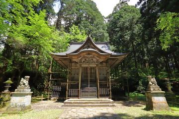 山奥にある社