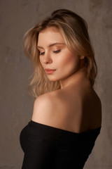 Naklejka premium Woman in black top and jeans