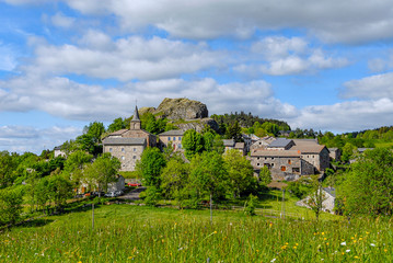 Fototapeta na wymiar Village de Queyrières dans les montagnes d'Auvergne au printemps