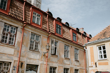 Fototapeta na wymiar windows of the old building