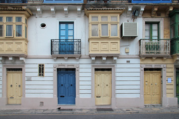 Fototapeta na wymiar old flats buildings in valletta (malta)