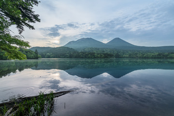 北海道オンネトー静寂の湖で迎える日の出の時間