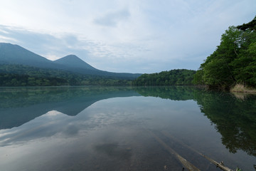 北海道オンネトー静寂の湖で迎える日の出の時間