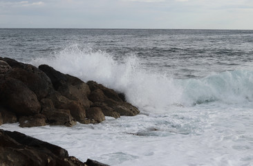 Obraz premium Mediterranean is rebelling against the pollution of its waters and has released huge waves to the coast, devastating rocks and cliffs and preventing people from swimming. Impact, huge splash