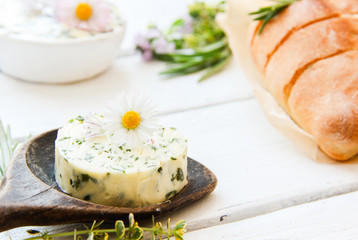 Kräuterbutter Kräuter Butter Grillbutter Grill Sommer grillen Knoblauch Knoblauchbutter