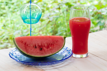 スイカとスムージー、夏の風景